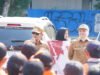 Pemkot Banjarmasin Siapkan 7 Ribu Bendera Merah Putih untuk Warga Sambut HUT ke-81 RI Wali Kota Banjarmasin H. M. Yamin HR bersama Wakil Wali Kota Hj. Ananda membagikan bendera Merah Putih kepada pengguna jalan di Jalan Lambung Mangkurat, Banjarmasin, Selasa (11/8/2026). Foto Dok istimewa