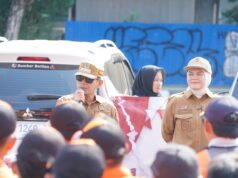 Pemkot Banjarmasin Siapkan 7 Ribu Bendera Merah Putih untuk Warga Sambut HUT ke-81 RI Wali Kota Banjarmasin H. M. Yamin HR bersama Wakil Wali Kota Hj. Ananda membagikan bendera Merah Putih kepada pengguna jalan di Jalan Lambung Mangkurat, Banjarmasin, Selasa (11/8/2026). Foto Dok istimewa