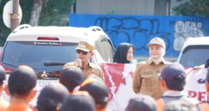 Pemkot Banjarmasin Siapkan 7 Ribu Bendera Merah Putih untuk Warga Sambut HUT ke-81 RI Wali Kota Banjarmasin H. M. Yamin HR bersama Wakil Wali Kota Hj. Ananda membagikan bendera Merah Putih kepada pengguna jalan di Jalan Lambung Mangkurat, Banjarmasin, Selasa (11/8/2026). Foto Dok istimewa