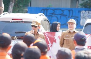 Pemkot Banjarmasin Siapkan 7 Ribu Bendera Merah Putih untuk Warga Sambut HUT ke-81 RI Wali Kota Banjarmasin H. M. Yamin HR bersama Wakil Wali Kota Hj. Ananda membagikan bendera Merah Putih kepada pengguna jalan di Jalan Lambung Mangkurat, Banjarmasin, Selasa (11/8/2026). Foto Dok istimewa