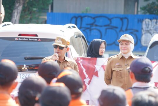 Pemkot Banjarmasin Siapkan 7 Ribu Bendera Merah Putih untuk Warga Sambut HUT ke-81 RI Wali Kota Banjarmasin H. M. Yamin HR bersama Wakil Wali Kota Hj. Ananda membagikan bendera Merah Putih kepada pengguna jalan di Jalan Lambung Mangkurat, Banjarmasin, Selasa (11/8/2026). Foto Dok istimewa