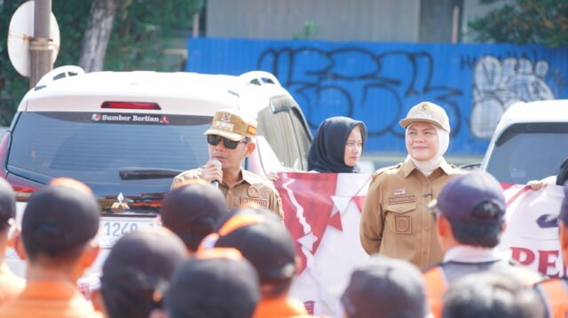 Wali Kota Banjarmasin H. M. Yamin HR bersama Wakil Wali Kota Hj. Ananda membagikan bendera Merah Putih kepada pengguna jalan di Jalan Lambung Mangkurat, Banjarmasin, Selasa (11/8/2026). Foto Dok istimewa Wali Kota Banjarmasin H. M. Yamin HR bersama Wakil Wali Kota Hj. Ananda membagikan bendera Merah Putih kepada pengguna jalan di Jalan Lambung Mangkurat, Banjarmasin, Selasa (11/8/2026). Foto Dok istimewa