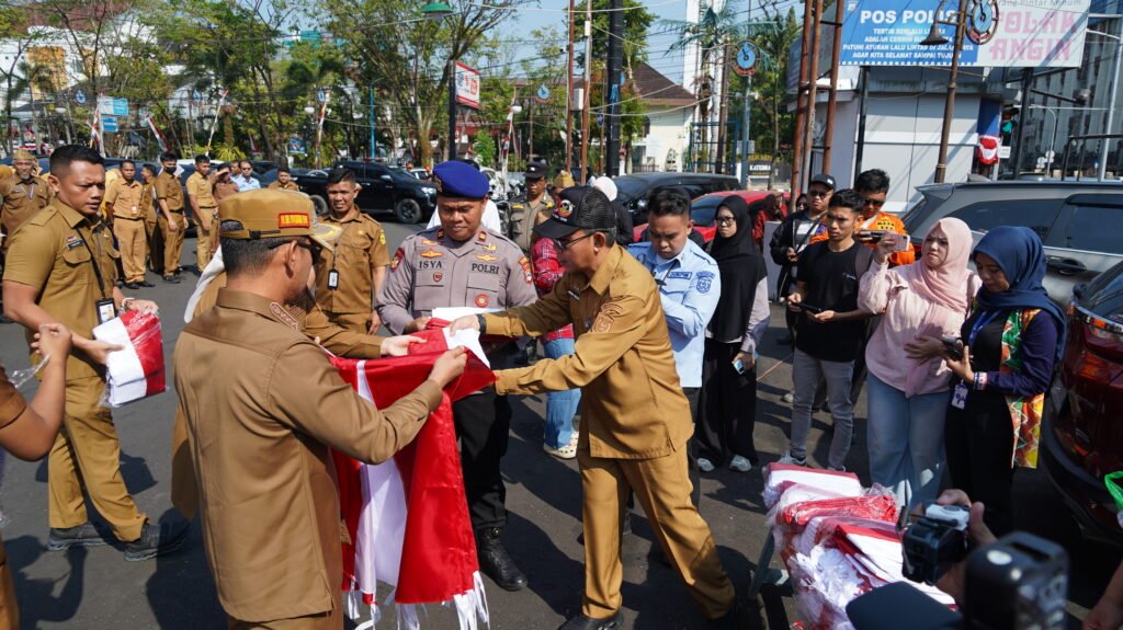 Pemkot Banjarmasin membagikan bendera Merah Putih kepada pengguna jalan sebagai bagian dari rangkaian menyambut HUT ke-81 Kemerdekaan RI. Foto Dok Istimewa