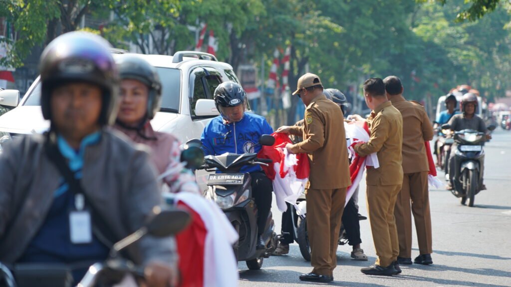 Semarak kemerdekaan mulai terasa di Banjarmasin saat Pemkot membagikan ribuan bendera Merah Putih kepada masyarakat. Foto Dok Istimewa