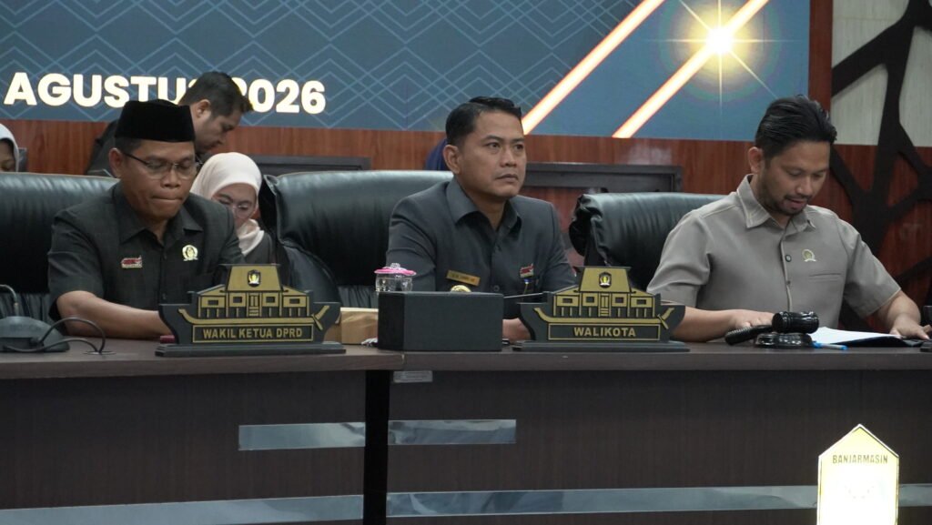 Ketua DPRD Kota Banjarmasin Rikval Fachruri memimpin Rapat Paripurna didampingi Wakil Ketua DPRD H. Mathari di Ruang Rapat Paripurna DPRD Kota Banjarmasin. Foto Dok Istimewa