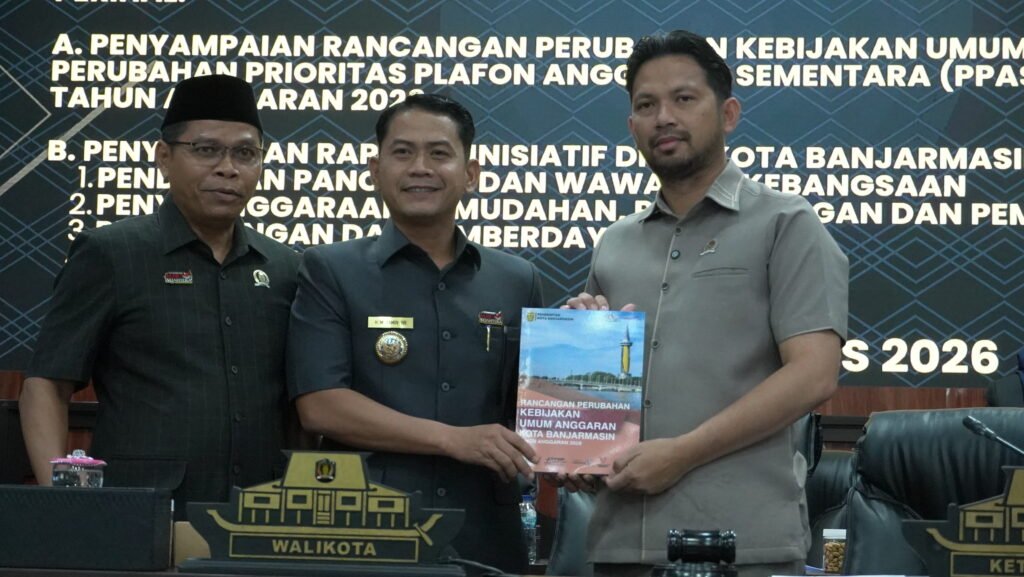 Wali Kota Banjarmasin H. Muhammad Yamin HR menerima dokumen Rancangan Perubahan KUA-PPAS Tahun Anggaran 2026 pada Rapat Paripurna DPRD Kota Banjarmasin. Foto Dok Istimewa