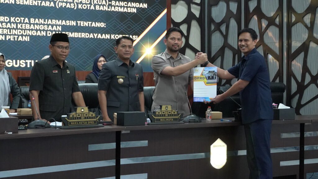 Penyerahan dokumen empat Raperda inisiatif DPRD Kota Banjarmasin kepada Pemerintah Kota Banjarmasin dalam Rapat Paripurna pembahasan Perubahan KUA-PPAS Tahun Anggaran 2026.