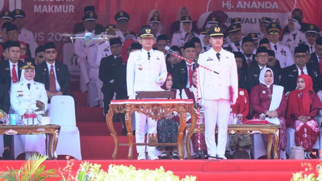 Wali Kota Banjarmasin H. M. Yamin HR menjadi Inspektur Upacara peringatan HUT ke-81 Kemerdekaan RI di Halaman Balai Kota Banjarmasin. Foto Dok Istimewa Wali Kota Banjarmasin H. M. Yamin HR menjadi Inspektur Upacara peringatan HUT ke-81 Kemerdekaan RI di Halaman Balai Kota Banjarmasin. Foto Dok Istimewa