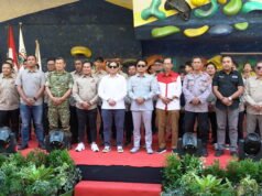Kompetisi Panjat Tebing Se-Kalsel Digelar di Banjarmasin, Wali Kota Yamin Tekankan Sportivitas Wakil Gubernur Kalimantan Selatan, Hasnuryadi Sulaiman, Wali Kota Banjarmasin H. M. Yamin HR bersama jajaran pengurus FPTI dan sejumlah undangan berfoto bersama usai pembukaan kompetisi panjat tebing di Banjarmasin. Foto Dok Istimewa
