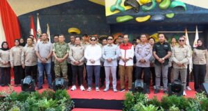 Kompetisi Panjat Tebing Se-Kalsel Digelar di Banjarmasin, Wali Kota Yamin Tekankan Sportivitas Wakil Gubernur Kalimantan Selatan, Hasnuryadi Sulaiman, Wali Kota Banjarmasin H. M. Yamin HR bersama jajaran pengurus FPTI dan sejumlah undangan berfoto bersama usai pembukaan kompetisi panjat tebing di Banjarmasin. Foto Dok Istimewa