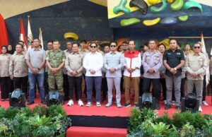 Kompetisi Panjat Tebing Se-Kalsel Digelar di Banjarmasin, Wali Kota Yamin Tekankan Sportivitas Wakil Gubernur Kalimantan Selatan, Hasnuryadi Sulaiman, Wali Kota Banjarmasin H. M. Yamin HR bersama jajaran pengurus FPTI dan sejumlah undangan berfoto bersama usai pembukaan kompetisi panjat tebing di Banjarmasin. Foto Dok Istimewa