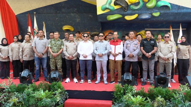 Wakil Gubernur Kalimantan Selatan, Hasnuryadi Sulaiman, Wali Kota Banjarmasin H. M. Yamin HR bersama jajaran pengurus FPTI dan sejumlah undangan berfoto bersama usai pembukaan kompetisi panjat tebing di Banjarmasin. Foto Dok Istimewa Wakil Gubernur Kalimantan Selatan, Hasnuryadi Sulaiman, Wali Kota Banjarmasin H. M. Yamin HR bersama jajaran pengurus FPTI dan sejumlah undangan berfoto bersama usai pembukaan kompetisi panjat tebing di Banjarmasin. Foto Dok Istimewa