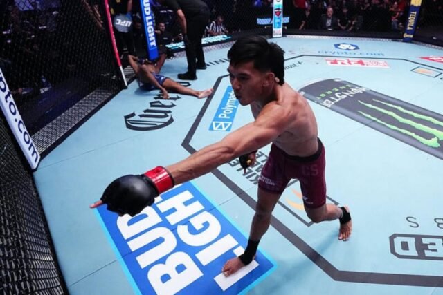 Petarung asal Amerika Serikat berdarah Indonesia Bilal Hasan (kanan) merayakan kemenangannya atas wakil India Mridul Saikia pada laga kelas terbang (flyweight) Dana White's Contender Series (DWCS) Season 10 di Meta APEX, Las Vegas, Nevada, Amerika Serikat, Selasa (11/8/2026) waktu setempat. (UFC) Petarung asal Amerika Serikat berdarah Indonesia Bilal Hasan (kanan) merayakan kemenangannya atas wakil India Mridul Saikia pada laga kelas terbang (flyweight) Dana White's Contender Series (DWCS) Season 10 di Meta APEX, Las Vegas, Nevada, Amerika Serikat, Selasa (11/8/2026) waktu setempat. (UFC)