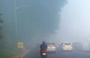 Kabut Asap Ganggu Jarak Pandang, Trio Motor Bagikan Tips #CariAman Berkendara Kabut asap yang menurunkan jarak pandang membuat pengendara sepeda motor perlu meningkatkan kewaspadaan dan menyesuaikan kecepatan saat berkendara. Foto Dok Istimewa