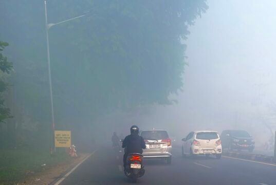 Kabut Asap Ganggu Jarak Pandang, Trio Motor Bagikan Tips #CariAman Berkendara Kabut asap yang menurunkan jarak pandang membuat pengendara sepeda motor perlu meningkatkan kewaspadaan dan menyesuaikan kecepatan saat berkendara. Foto Dok Istimewa