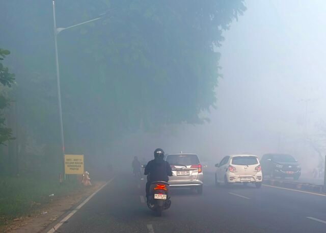 Kabut asap yang menurunkan jarak pandang membuat pengendara sepeda motor perlu meningkatkan kewaspadaan dan menyesuaikan kecepatan saat berkendara. Foto Dok Istimewa Kabut asap yang menurunkan jarak pandang membuat pengendara sepeda motor perlu meningkatkan kewaspadaan dan menyesuaikan kecepatan saat berkendara. Foto Dok Istimewa