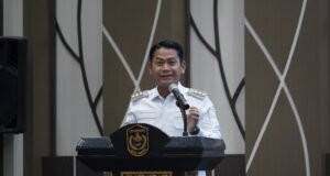 Pemkot Banjarmasin Buka Akses IKM dan UMKM ke Ritel Modern Wali Kota Banjarmasin H. Muhammad Yamin HR menyampaikan arahan dalam Sosialisasi Kemitraan IKM dan UMKM dengan Ritel Modern di Aula Kayuh Baimbai, Banjarmasin, Rabu (26/8/2026). Foto Dok istimewa