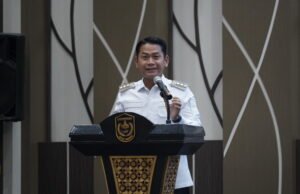 Pemkot Banjarmasin Buka Akses IKM dan UMKM ke Ritel Modern Wali Kota Banjarmasin H. Muhammad Yamin HR menyampaikan arahan dalam Sosialisasi Kemitraan IKM dan UMKM dengan Ritel Modern di Aula Kayuh Baimbai, Banjarmasin, Rabu (26/8/2026). Foto Dok istimewa