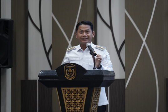 Pemkot Banjarmasin Buka Akses IKM dan UMKM ke Ritel Modern Wali Kota Banjarmasin H. Muhammad Yamin HR menyampaikan arahan dalam Sosialisasi Kemitraan IKM dan UMKM dengan Ritel Modern di Aula Kayuh Baimbai, Banjarmasin, Rabu (26/8/2026). Foto Dok istimewa