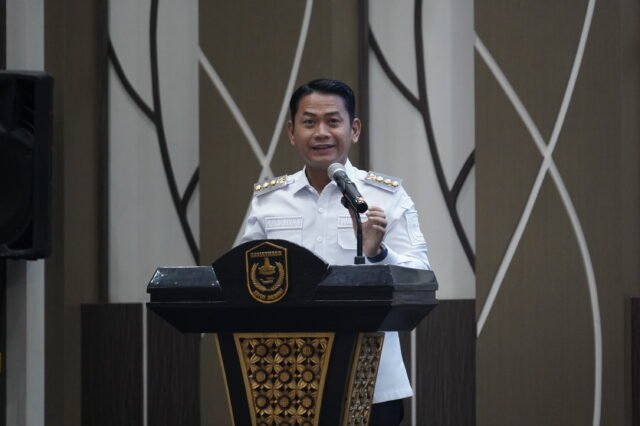 Wali Kota Banjarmasin H. Muhammad Yamin HR menyampaikan arahan dalam Sosialisasi Kemitraan IKM dan UMKM dengan Ritel Modern di Aula Kayuh Baimbai, Banjarmasin, Rabu (26/8/2026). Foto Dok istimewa