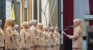DWP Kota Banjarmasin Dikukuhkan, Fokus pada Pendidikan, Ekonomi, dan Sosial Prosesi pengukuhan pengurus Dharma Wanita Persatuan (DWP) Kota Banjarmasin di Aula Kayuh Baimbai, Kamis (27/8/2026). Foto Dok Istimewa