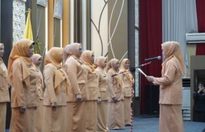 DWP Kota Banjarmasin Dikukuhkan, Fokus pada Pendidikan, Ekonomi, dan Sosial Prosesi pengukuhan pengurus Dharma Wanita Persatuan (DWP) Kota Banjarmasin di Aula Kayuh Baimbai, Kamis (27/8/2026). Foto Dok Istimewa