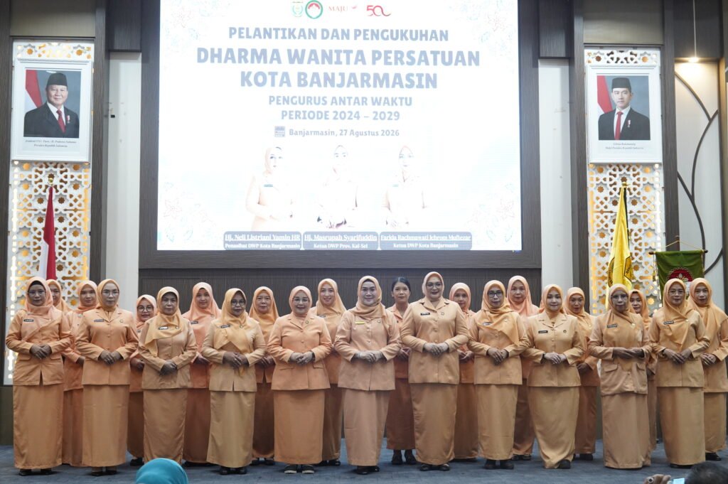 Pengurus DWP Kota Banjarmasin berfoto bersama usai prosesi pengukuhan periode 2024–2029. Foto Dok Istimewa