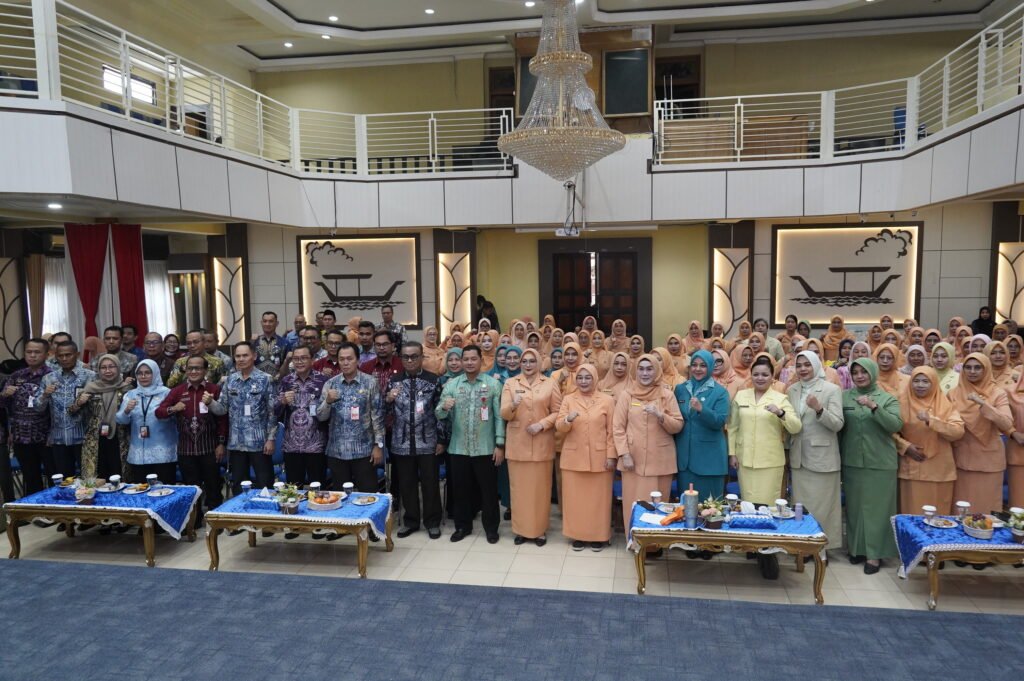 Jajaran pengurus DWP Kota Banjarmasin mengikuti rangkaian kegiatan pengukuhan dan penyampaian program kerja. Foto Dok Istimewa