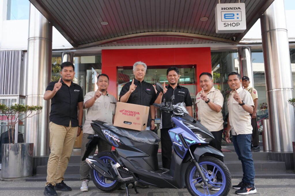 Jajaran PT Trio Motor berfoto bersama sepeda motor Honda dalam rangkaian kegiatan dan apresiasi AHM Technical Skill Contest 2026. Foto Dok Istimewa