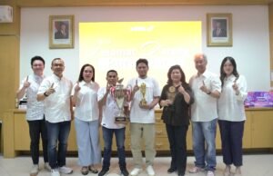 Dedy Forqan Jadi Teknisi Big Bike Terbaik Nasional, Bawa Nama Trio Motor ke Level Asia Dedy Forqan bersama jajaran PT Trio Motor menunjukkan trofi usai meraih Juara 1 Nasional Kategori Teknisi Big Bike pada AHM Technical Skill Contest 2026. Foto Dok Istimewa