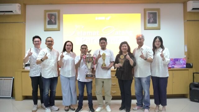 Dedy Forqan bersama jajaran PT Trio Motor menunjukkan trofi usai meraih Juara 1 Nasional Kategori Teknisi Big Bike pada AHM Technical Skill Contest 2026. Foto Dok Istimewa Dedy Forqan bersama jajaran PT Trio Motor menunjukkan trofi usai meraih Juara 1 Nasional Kategori Teknisi Big Bike pada AHM Technical Skill Contest 2026. Foto Dok Istimewa
