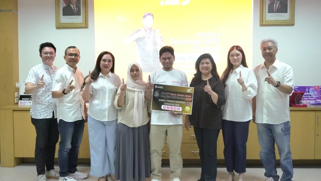PT Trio Motor menunjukkan trofi usai meraih Juara 1 Nasional Kategori Teknisi Big Bike pada AHM Technical Skill Contest 2026. Foto Dok Istimew