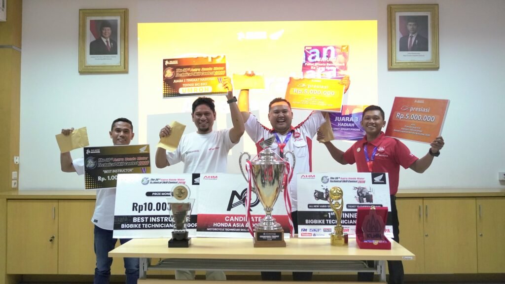 PT Trio Motor menunjukkan trofi usai meraih Juara 1 Nasional Kategori Teknisi Big Bike pada AHM Technical Skill Contest 2026. Foto Dok Istimew