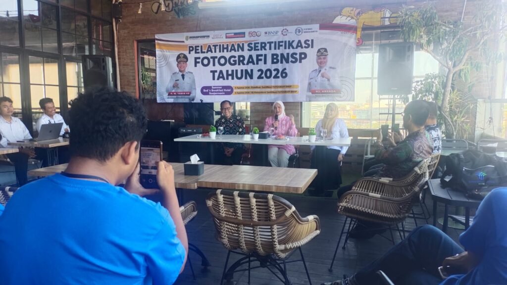 Wakil Walikota Banjarmasin, Hj. Ananda, membuka Pelatihan dan Sertifikasi Kompetensi Profesi Fotografi di Hotel Summer Bed n' Breakfast Banjarmasin. Foto Dok Muhammad Randy