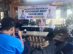 Pemkot Banjarmasin Fasilitasi Sertifikasi Fotografer Gratis, Dorong SDM Kreatif Berdaya Saing Nasional Wakil Walikota Banjarmasin, Hj. Ananda, membuka Pelatihan dan Sertifikasi Kompetensi Profesi Fotografi di Hotel Summer Bed n' Breakfast Banjarmasin. Foto Dok Muhammad Randy