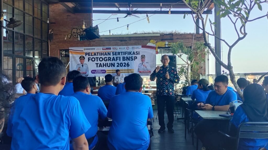 Direktur LSP Fotografi Indonesia, Ricky Purnama Hadi, memberikan materi mengenai pentingnya sertifikasi profesi bagi fotografer. Foto Dok Muhammad Randy