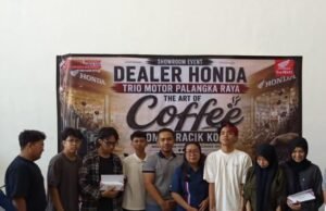 Honda Trio Motor Palangka Raya Gelar Lomba Racik Kopi, Dorong Kreativitas Pelaku Lokal Peserta mengikuti lomba racik kopi dalam showroom event “The Art of Coffee” yang digelar Dealer Honda Trio Motor Palangka Raya. Foto Dok Istimewa