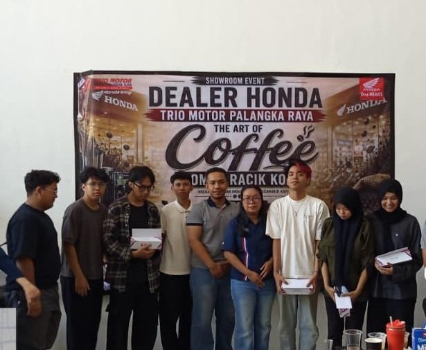 Peserta mengikuti lomba racik kopi dalam showroom event “The Art of Coffee” yang digelar Dealer Honda Trio Motor Palangka Raya. Foto Dok Istimewa Peserta mengikuti lomba racik kopi dalam showroom event “The Art of Coffee” yang digelar Dealer Honda Trio Motor Palangka Raya. Foto Dok Istimewa