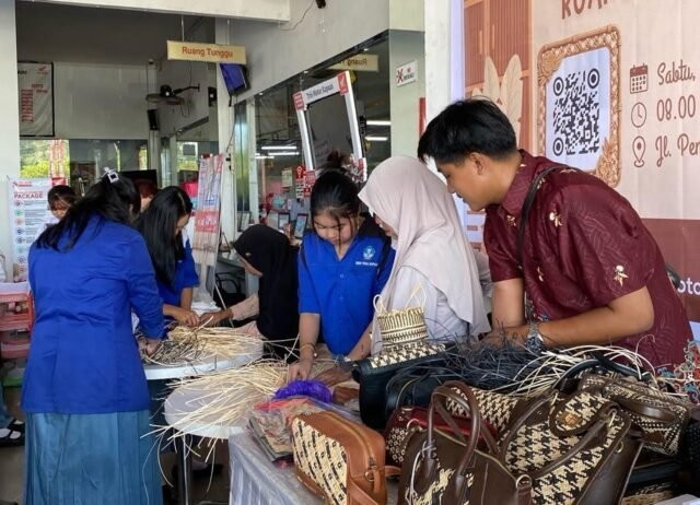 Ruang Kreasi Rotan di Kapuas, Warga Belajar Langsung dari Pengrajin Lokal. Foto Dok istimewa Ruang Kreasi Rotan di Kapuas, Warga Belajar Langsung dari Pengrajin Lokal. Foto Dok istimewa