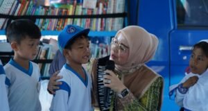 Bunda PAUD Neli Listriani Ajak Anak Jelajah Literasi di Taman Satwa Jahri Saleh Bunda PAUD Banjarmasin Hj. Neli Listriani Dampingi Anak Jelajah Literasi di Taman Jahri Saleh. Foto Dok Istimewa