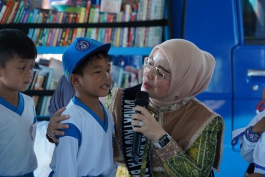 Bunda PAUD Neli Listriani Ajak Anak Jelajah Literasi di Taman Satwa Jahri Saleh Bunda PAUD Banjarmasin Hj. Neli Listriani Dampingi Anak Jelajah Literasi di Taman Jahri Saleh. Foto Dok Istimewa