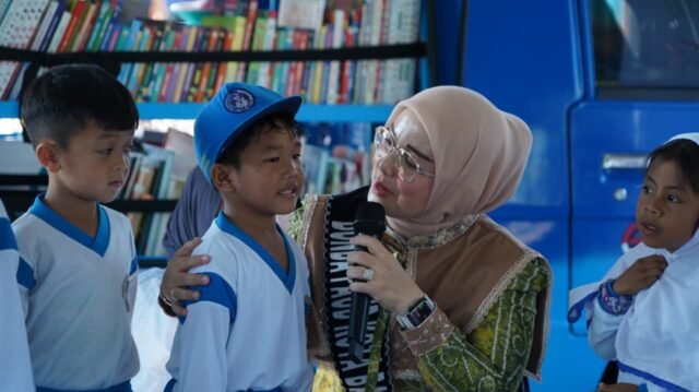 Bunda PAUD Banjarmasin Hj. Neli Listriani Dampingi Anak Jelajah Literasi di Taman Jahri Saleh. Foto Dok Istimewa Bunda PAUD Banjarmasin Hj. Neli Listriani Dampingi Anak Jelajah Literasi di Taman Jahri Saleh. Foto Dok Istimewa