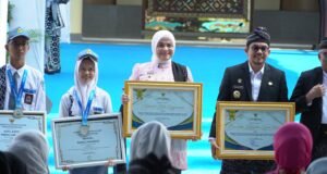 Banjarmasin Raih Dua Penghargaan pada Puncak Hari Jadi ke-76 Kalsel Wakil Wali Kota Banjarmasin Hj Ananda mewakili Pemkot Banjarmasin dalam Puncak Hari Jadi ke-76 Provinsi Kalimantan Selatan. Foto Dok Istimewa