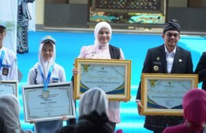 Banjarmasin Raih Dua Penghargaan pada Puncak Hari Jadi ke-76 Kalsel Wakil Wali Kota Banjarmasin Hj Ananda mewakili Pemkot Banjarmasin dalam Puncak Hari Jadi ke-76 Provinsi Kalimantan Selatan. Foto Dok Istimewa