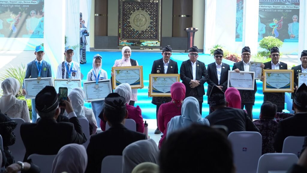 Wakil Wali Kota Banjarmasin Hj Ananda menerima penghargaan dari Gubernur Kalimantan Selatan H Muhidin pada Puncak Hari Jadi ke-76 Provinsi Kalimantan Selatan di Banjarbaru, Kamis (13/8/2026). Foto Dok Istimewa