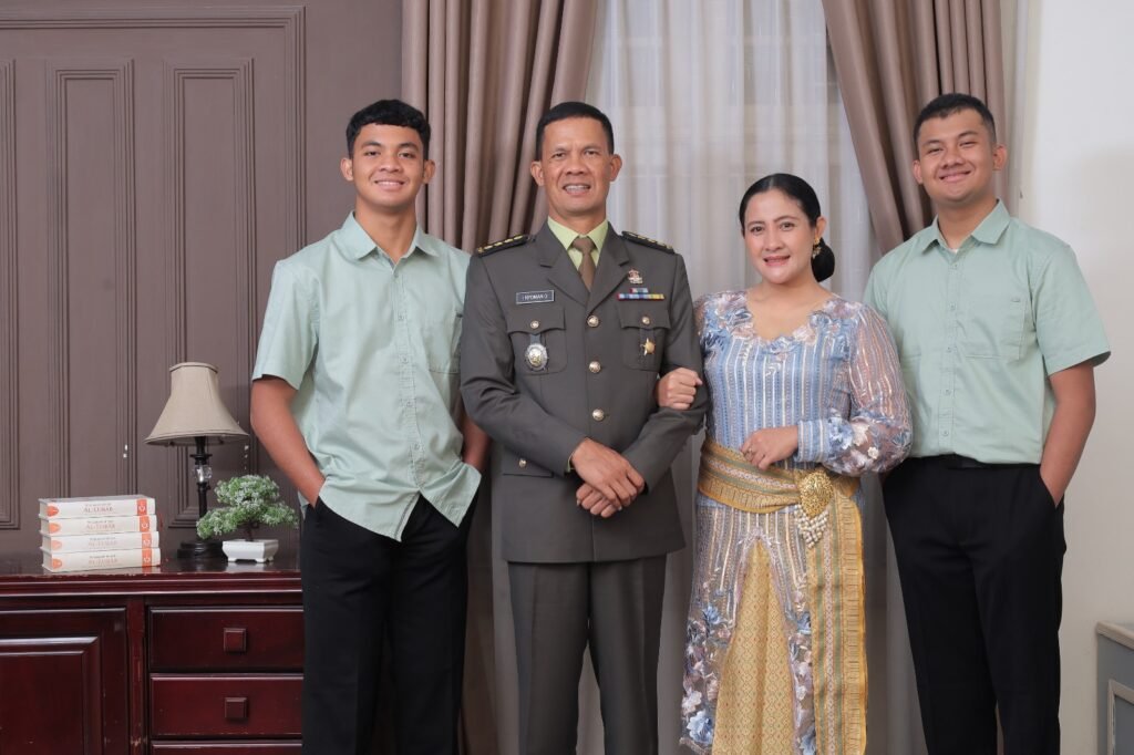 Harya bersama keluarga dalam sebuah momen kebersamaan di tengah perjalanan sebagai Paskibraka Nasional 2026. Foto Dok Istimewa