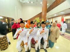 Bukan Hadiah, Ini Perjuangan Harya dari Banjarmasin hingga ke Istana Merdeka Harya bersama rekan-rekan Paskibraka dalam momen kebersamaan pada rangkaian kegiatan Paskibraka Nasional 2026. Foto Dok Istimewa