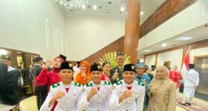 Bukan Hadiah, Ini Perjuangan Harya dari Banjarmasin hingga ke Istana Merdeka Harya bersama rekan-rekan Paskibraka dalam momen kebersamaan pada rangkaian kegiatan Paskibraka Nasional 2026. Foto Dok Istimewa