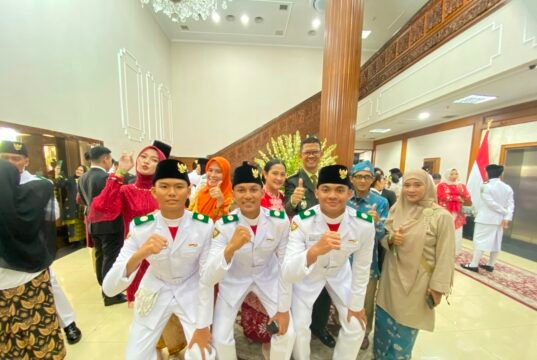 Bukan Hadiah, Ini Perjuangan Harya dari Banjarmasin hingga ke Istana Merdeka Harya bersama rekan-rekan Paskibraka dalam momen kebersamaan pada rangkaian kegiatan Paskibraka Nasional 2026. Foto Dok Istimewa
