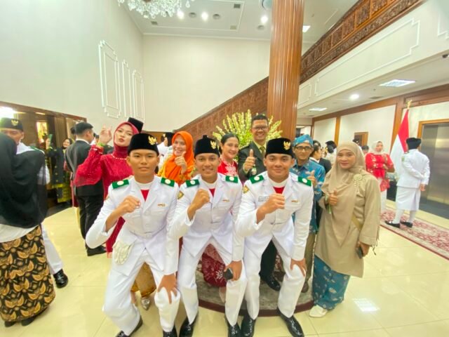 Harya bersama rekan-rekan Paskibraka dalam momen kebersamaan pada rangkaian kegiatan Paskibraka Nasional 2026. Foto Dok Istimewa